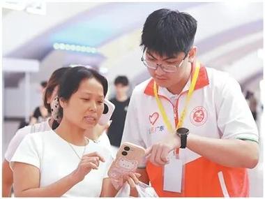 广州南站 中学生志愿者以青春之名，温暖春运归途